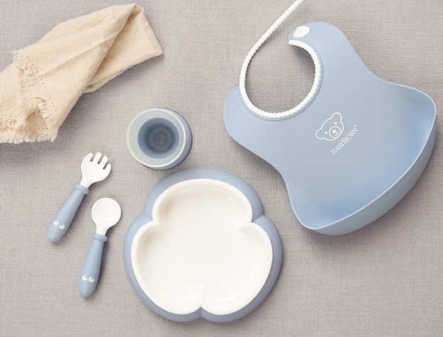 BABYBJÖRN® Dinner Set with bib, napkin and eating utensils.