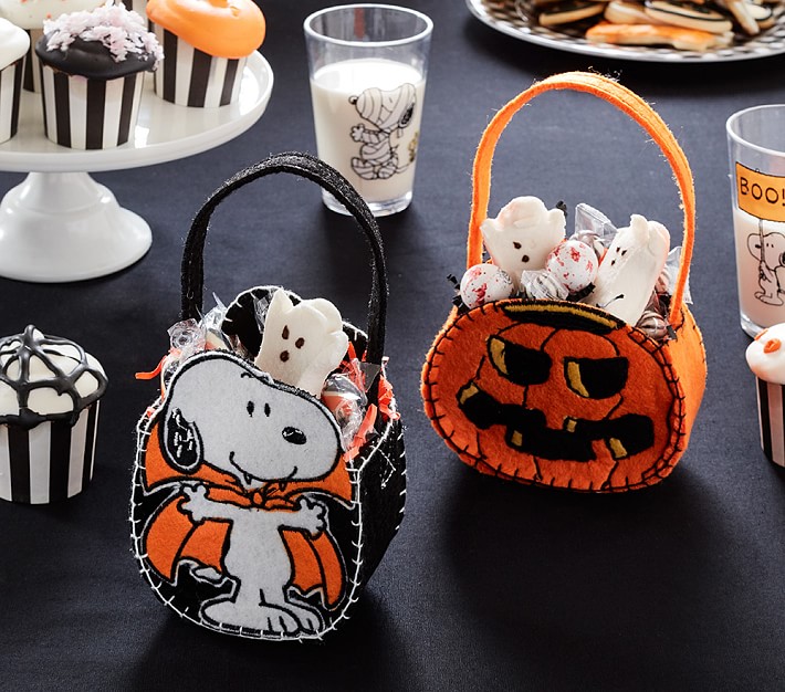 Snoopy&#174;<sup>&#174;</sup> Pumpkin &amp; Vampire Felt Treat Containers