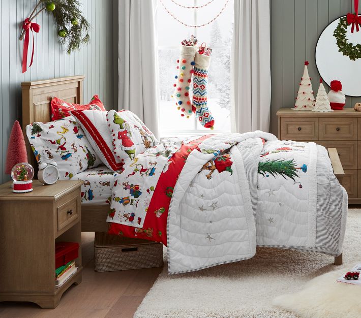 Pottery Barn shops Kids Christmas quilt and sheet set