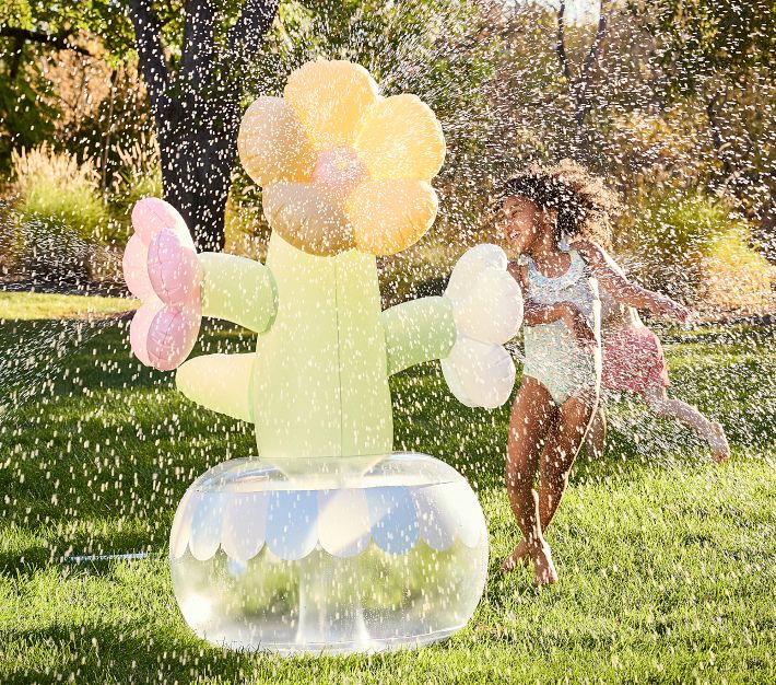 ドデカフラワーバルーン Flower Bouquet Inflatable Sprinkler | Pottery Barn Kids