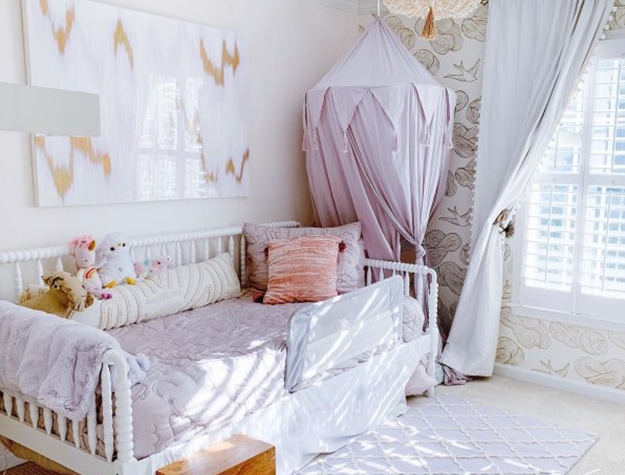 Daybed in little girl’s room