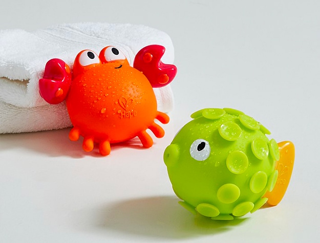 Red crab and green fish bath toys