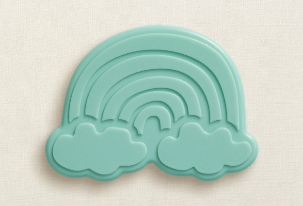 A rainbow-shaped freezer ice pack in the color ‘aqua,’ perfect for keeping your child’s lunch cool.