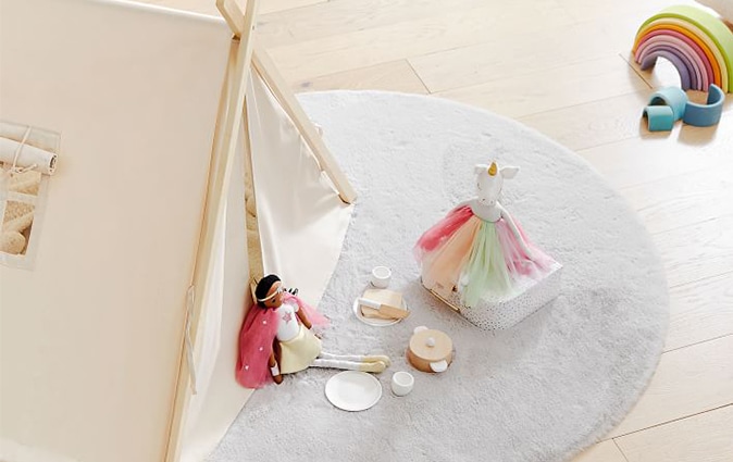 Machine-washable faux-fur nursery round rug