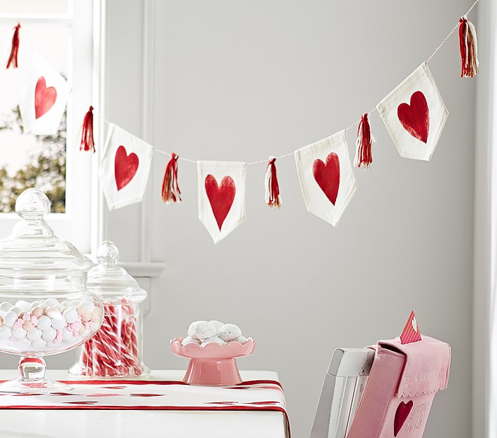 Valentine&#39;s Day Canvas Painted Heart Garland