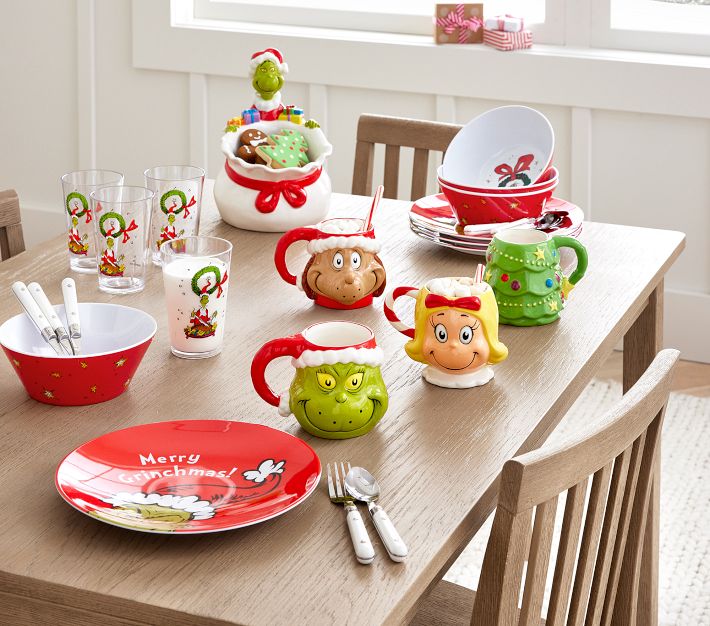 Selling set of 10 Grinch Dishes